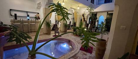 Piscine couverte, chaises longues