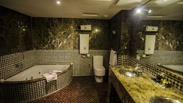 Ducha y bañera combinadas, bañera profunda, secador de pelo y albornoces