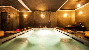 Hồ bơi ngoài trời, ghế dài tắm nắng