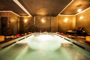 Outdoor pool, pool loungers - Palais Ommeyad Suites & Spa (Fes)