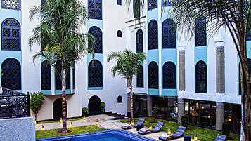 Piscina externa, espreguiçadeiras