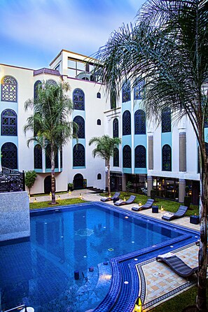 Outdoor pool, sun loungers - Palais Ommeyad Suites & Spa (Fes)