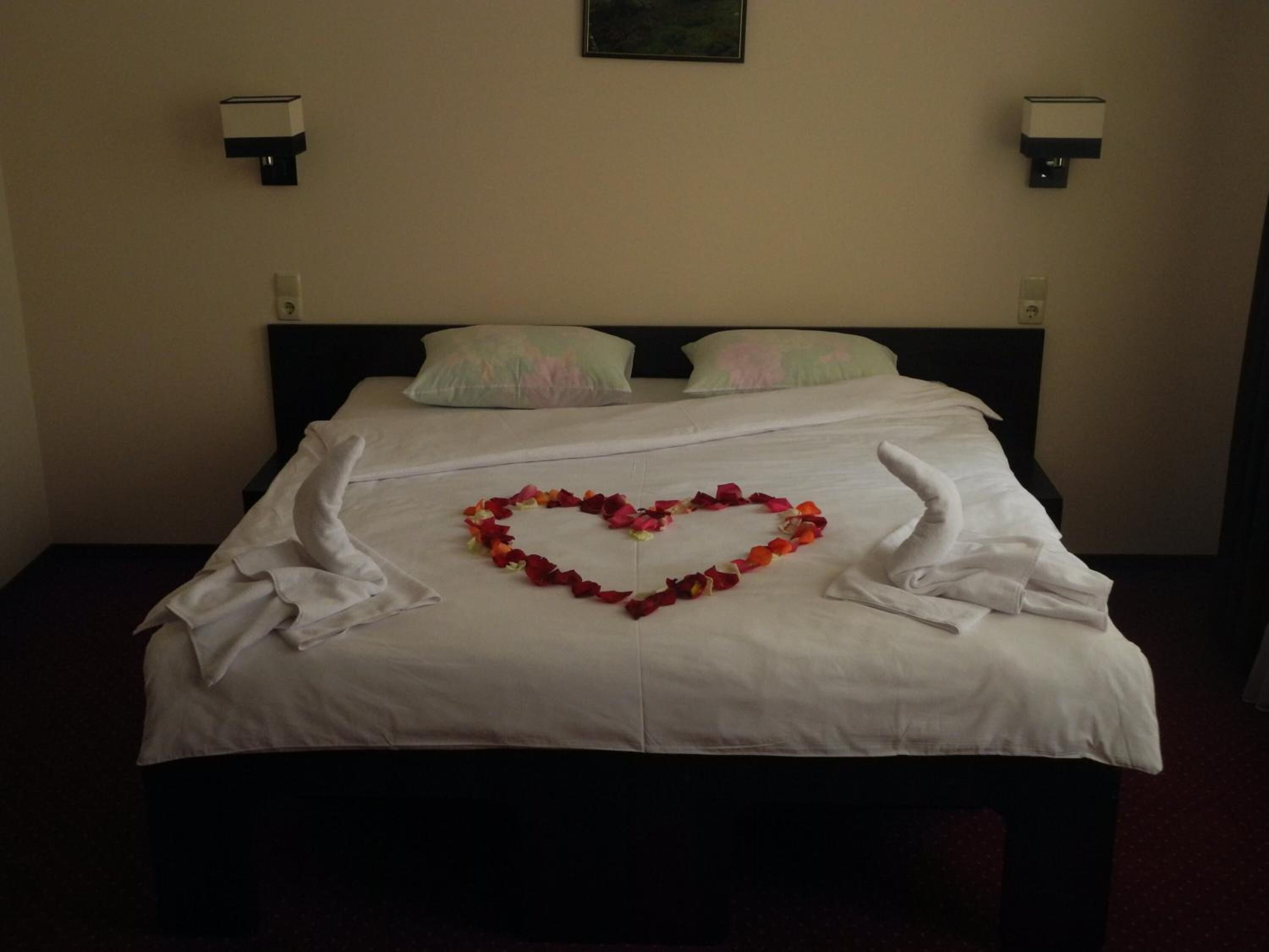 Skrivebord, blendingsgardiner, strykejern/-brett og wi-fi (inkludert)