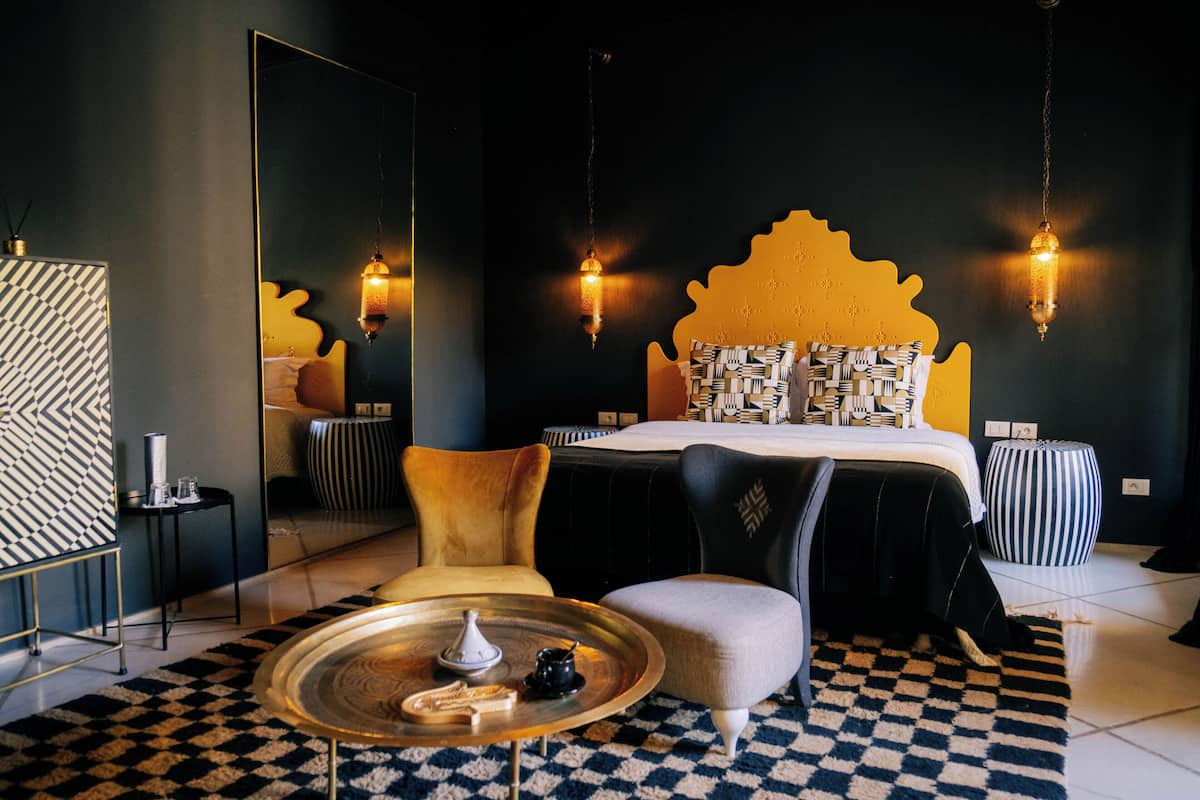 Colchones Select Comfort, minibar y caja de seguridad en la habitación