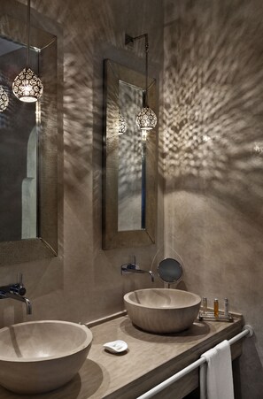 Junior-suite | Badeværelse | Designertoiletartikler, hårtørrer, badekåber, hjemmesko