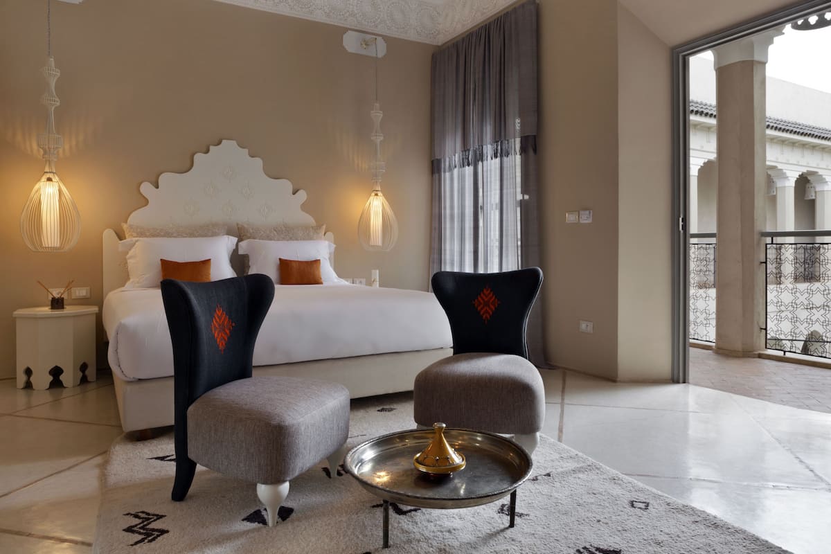 Deluxe Double Room | Katil Select Comfort, bar mini, peti besi dalam bilik