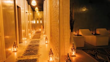 Una bañera de hidromasaje, baño turco, baño turco/hammam