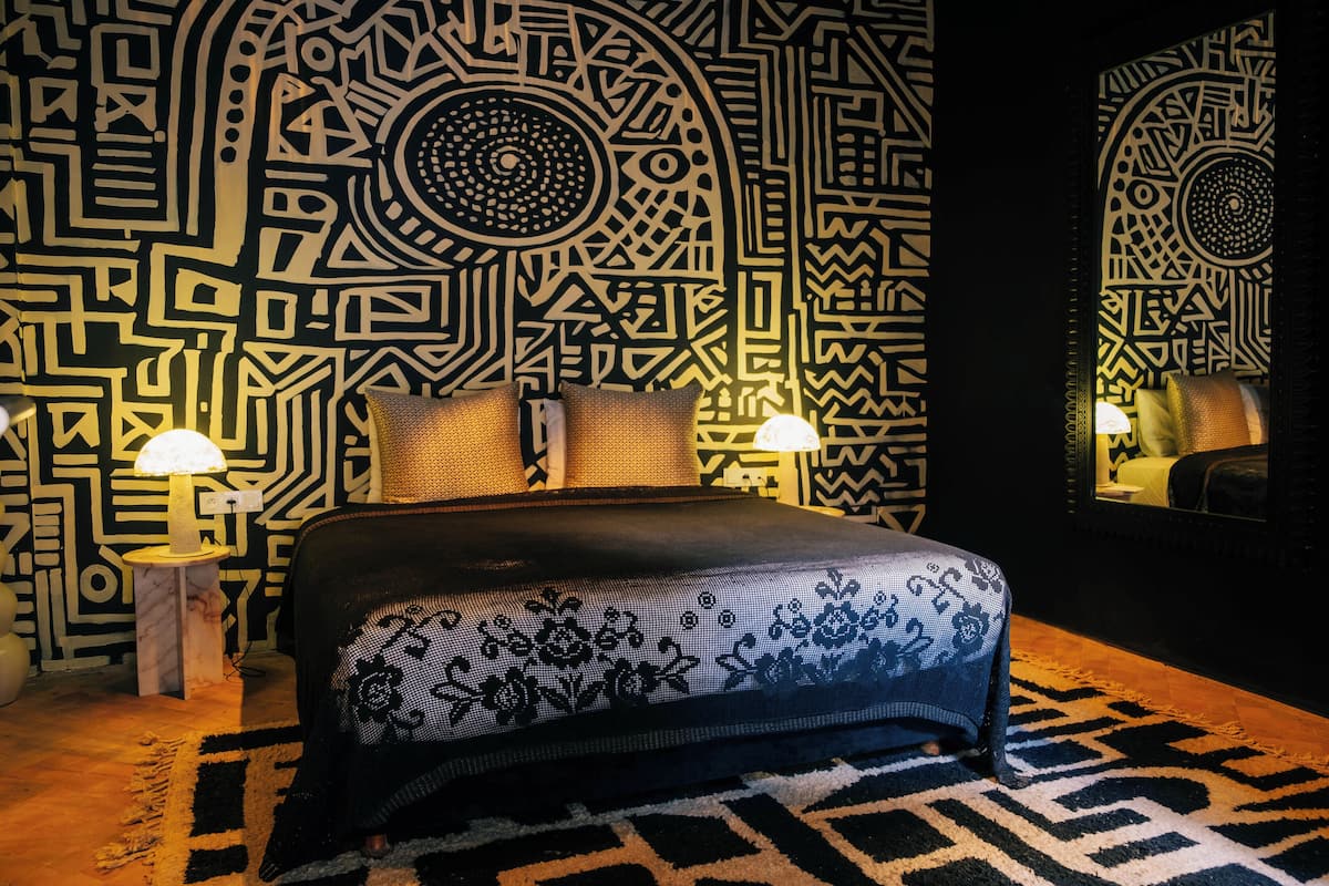 Colchones Select Comfort, minibar y caja de seguridad en la habitación