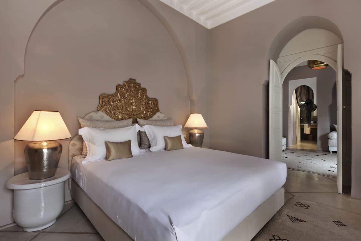 Deluxe Suite | Katil Select Comfort, bar mini, peti besi dalam bilik