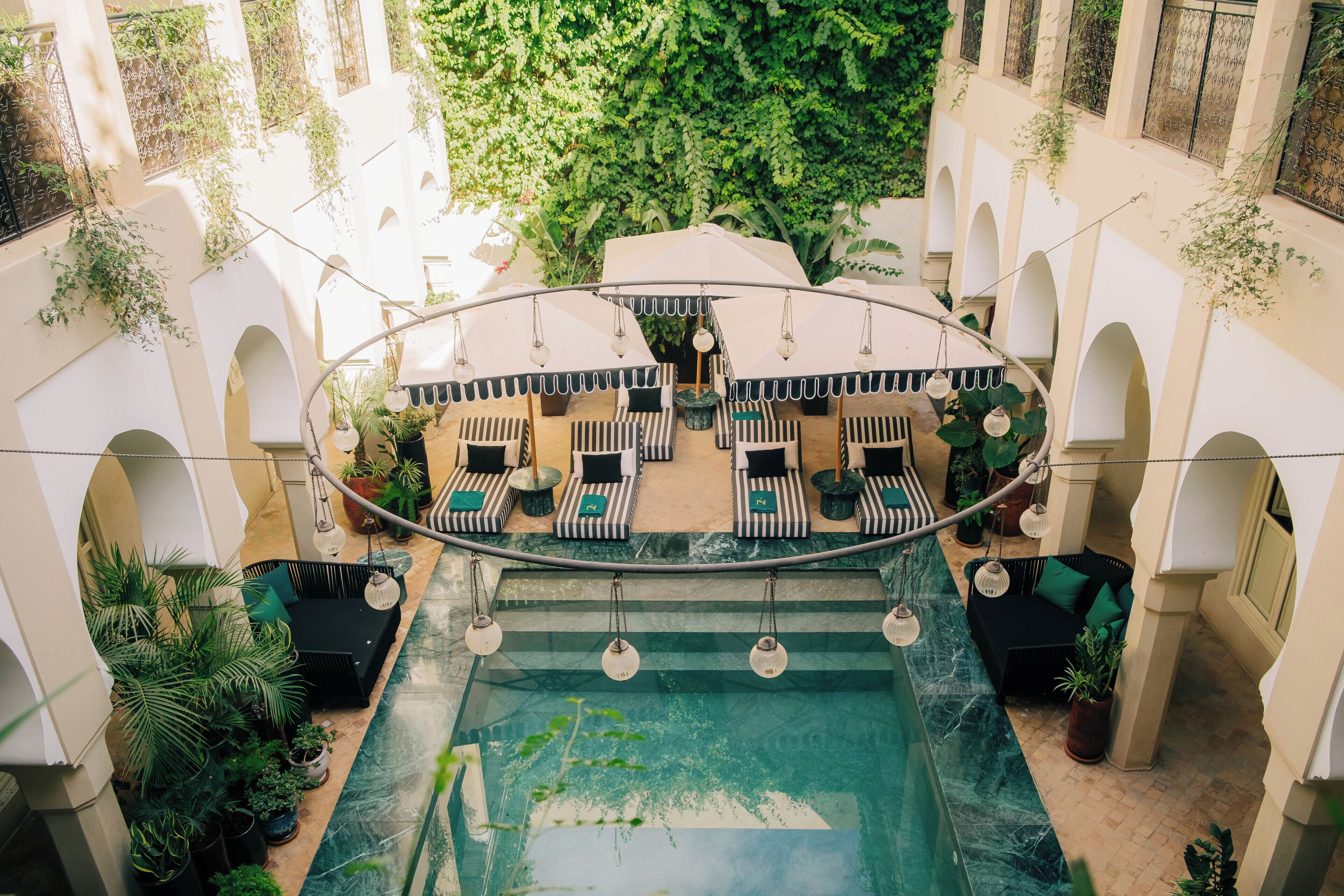 室內泳池、室外泳池；躺椅