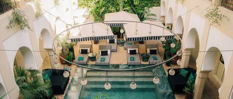 Piscina coperta, piscina all'aperto, lettini