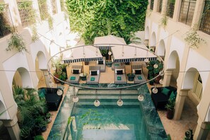 Indoor pool, outdoor pool, sun loungers - Riad Nashira & Spa (Marrakech)