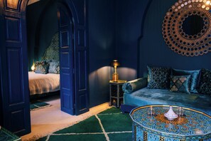 Superior-sviitti | Select Comfort -patjalliset sängyt, minibaari, tallelokero huoneessa