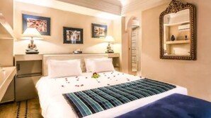 Suite Standar, 1 Tempat Tidur King, kamar mandi pribadi, pemandangan halaman | Seprai premium, brankas, tirai kedap cahaya, dan setrika/meja setrika