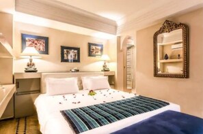 Suite Standard, 1 très grand lit, salle de bains privée, vue cour intérieure | Literie de qualité supérieure, coffres-forts dans les chambres