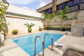 Piscine extérieure, chaises longues