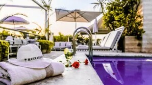 Kolam renang outdoor, dengan kursi berjemur