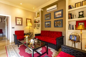 Deluxe-suite - 1 kingsize-seng - privat badeværelse | Premium-sengetøj, pengeskab på værelset, mørklægningsgardiner