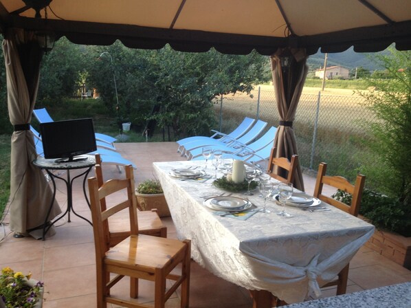 รับประทานอาหารกลางแจ้ง