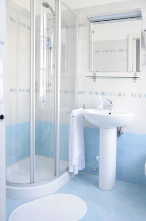 Habitación con 1 cama matrimonial o 2 individuales, baño en la habitación | Baño | Regadera, amenidades de baño gratuitas, secadora de cabello, bidet 