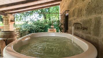 Deluxe Suite, Hot Tub | Private spa tub
