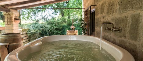 Deluxe Suite, Hot Tub | Private spa tub