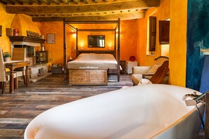 Superior Suite (Piccioni) | Hypo-allergenic bedding, down duvets, Tempur-Pedic beds, minibar - Agriturismo Biologico Sant'Egle (Sorano)