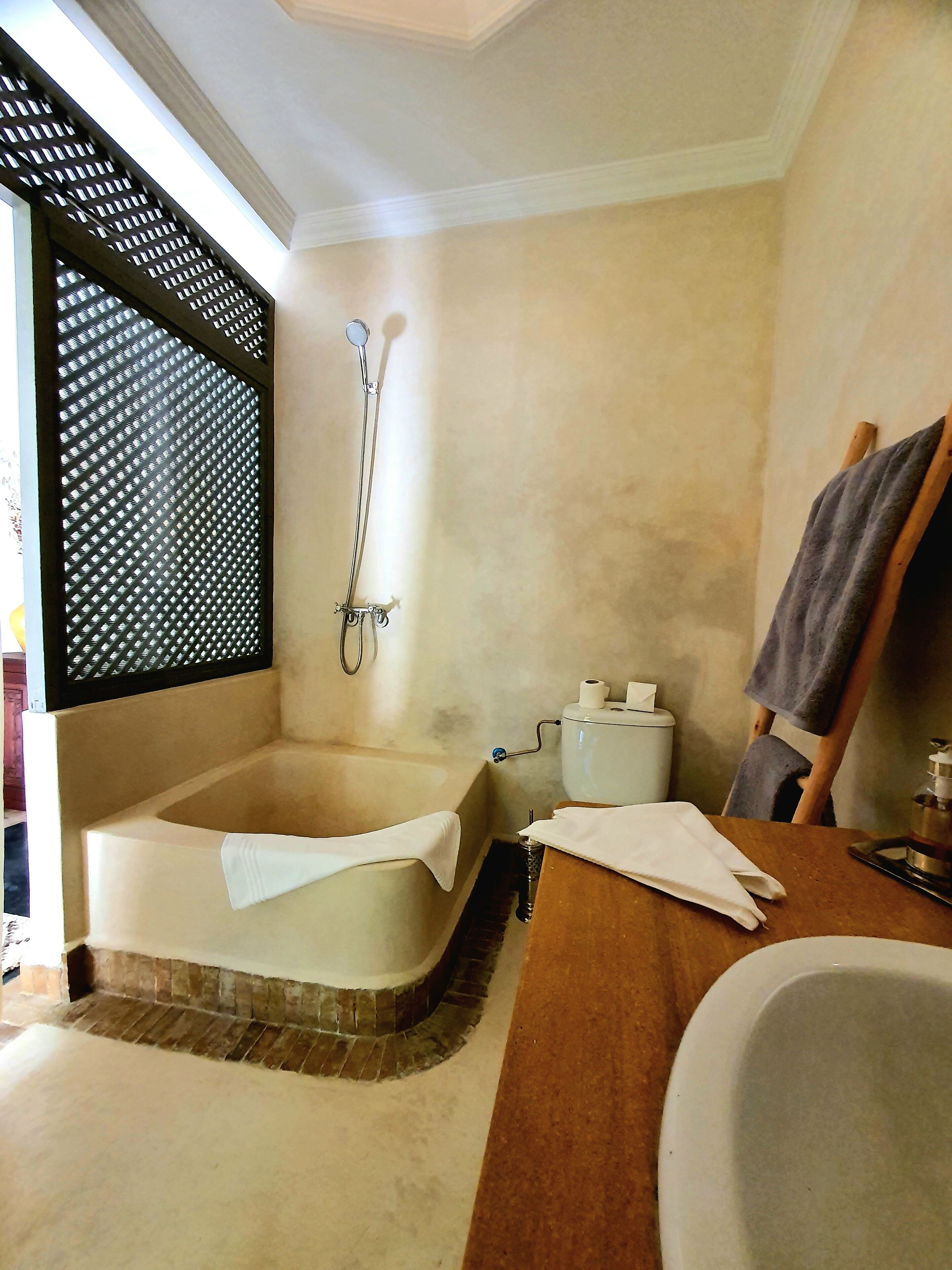Chambre Standard (Alizée Standard Room) | Salle de bain | Articles de toilette gratuits, peignoirs, serviettes fournies