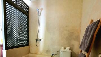Chambre Standard (Alizée Standard Room) | Salle de bain | Articles de toilette gratuits, peignoirs, serviettes fournies
