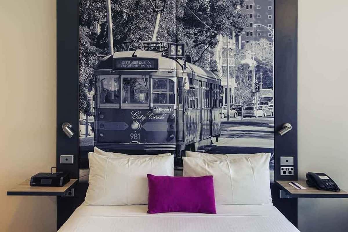 Studio, 1 queensize-seng | Minibar, safe på rommet, skrivebord og blendingsgardiner