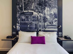 Minibar, in-room safe, desk, blackout curtains - Mercure Melbourne Therry Street (Melbourne)