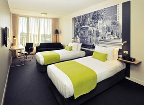 Minibar, safe på rommet, skrivebord og blendingsgardiner