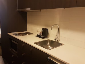 Kühlschrank, Mikrowelle, Herdplatte, Wasserkocher mit Kaffee-/Teezubehör