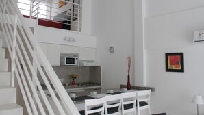 Superior maisonnette, 2 slaapkamers | Privékitchenette | Een koelkast/vriezer, een magnetron, een kookplaat
