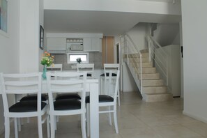 Alloggio su due livelli, 3 camere da letto, terrazzo, vista città | Pasti in camera