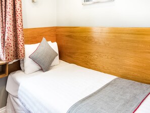 In-room safe, iron/ironing board, free WiFi, bed sheets - London Guest House by OYO - Acton (London)