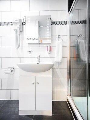 Shower, free toiletries, hair dryer, towels - London Guest House by OYO - Acton (London)