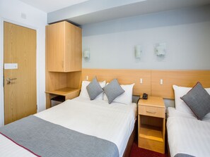 Coffres-forts dans les chambres, fer et planche à repasser