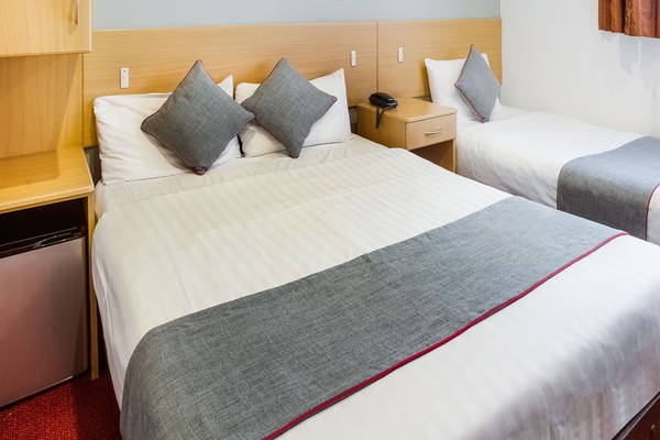 Quarto triplo luxo | Cofres nos quartos, ferros/tábuas de passar roupa, Wi-Fi de cortesia