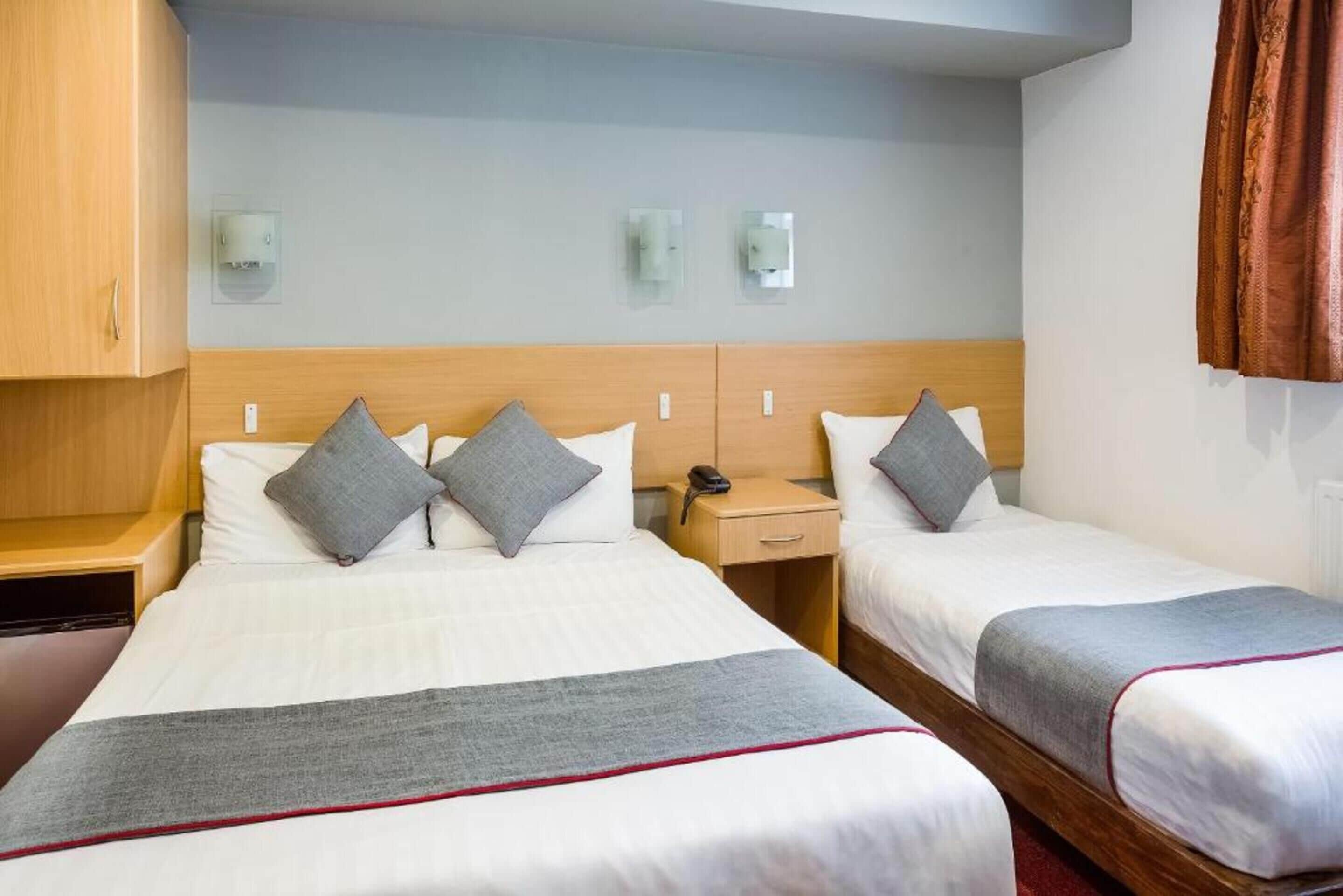 Quarto triplo luxo | Cofres nos quartos, ferros/tábuas de passar roupa, Wi-Fi de cortesia