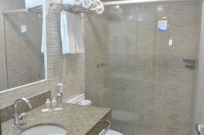 Deluxe Room, Balcony | Bathroom