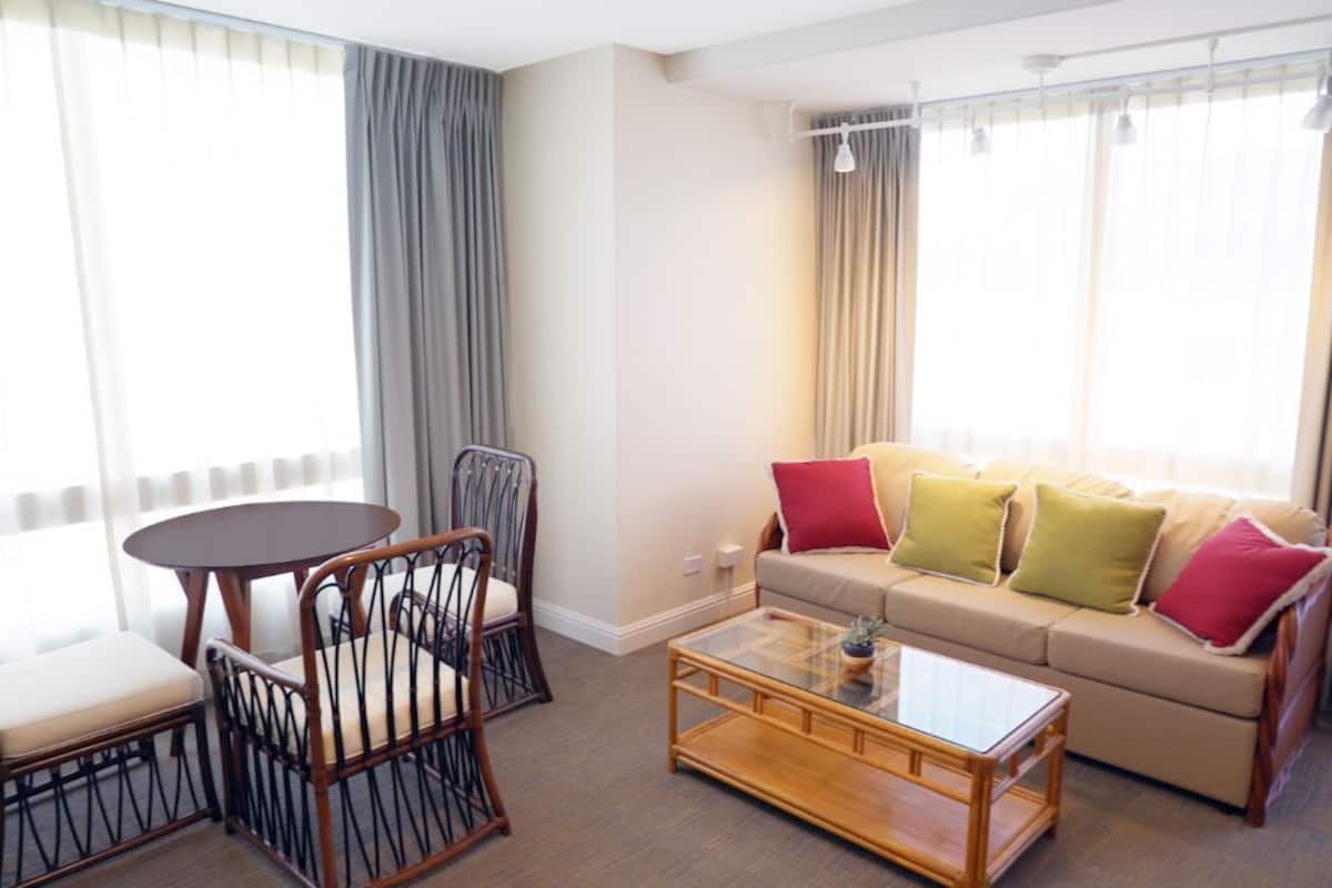 Deluxe Suite, 1 Bedroom, 2 Bathrooms ( Koa) | 1 bedroom, in-room safe, individually furnished, blackout drapes