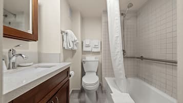 Ein modernes Badezimmer mit Waschbecken, Toilette und Badewanne.