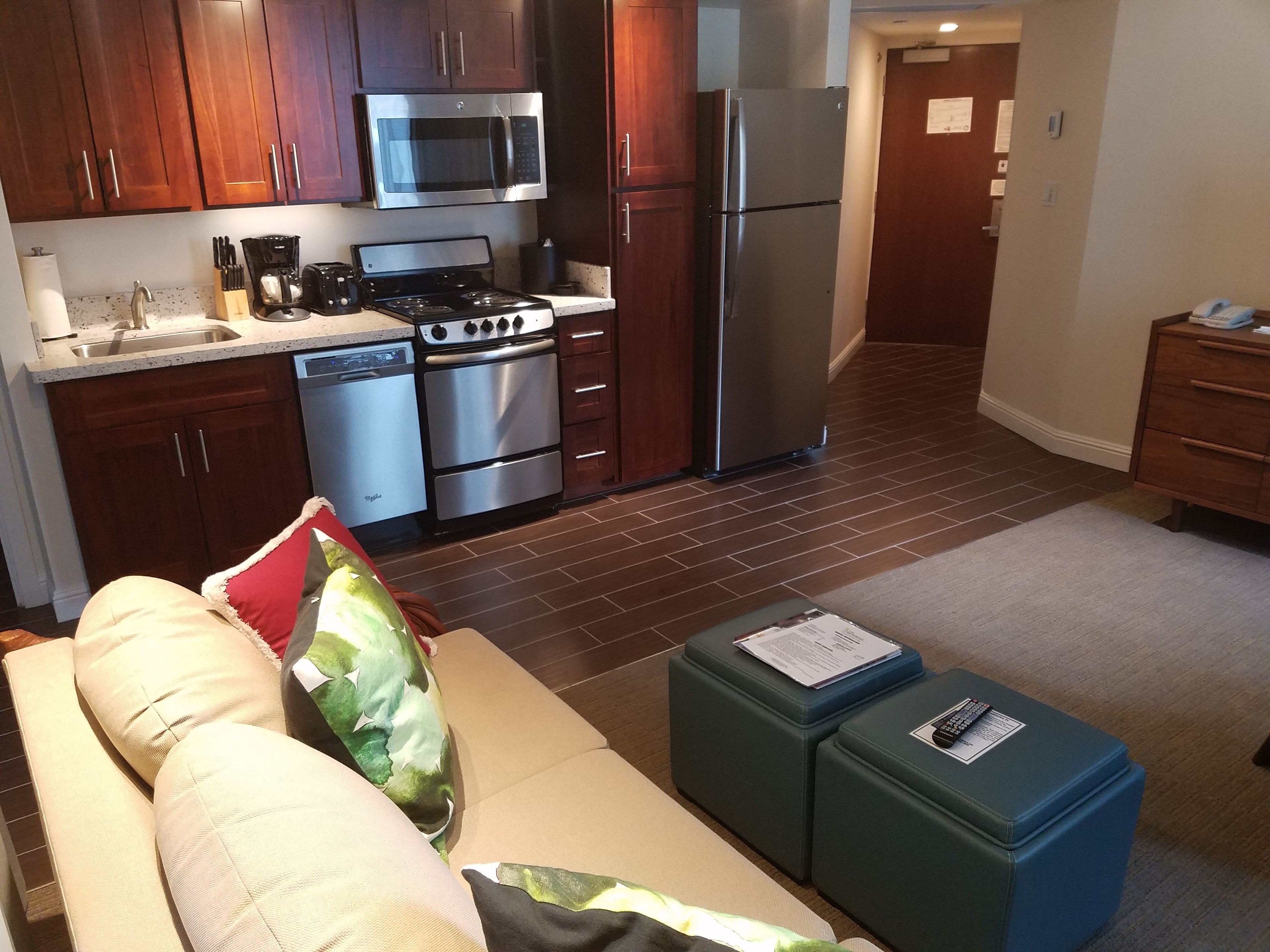 deluxe suite, 1 bedroom, 2 bathrooms ( koa) | living room | 43-inch lcd tv with cable channels, tv