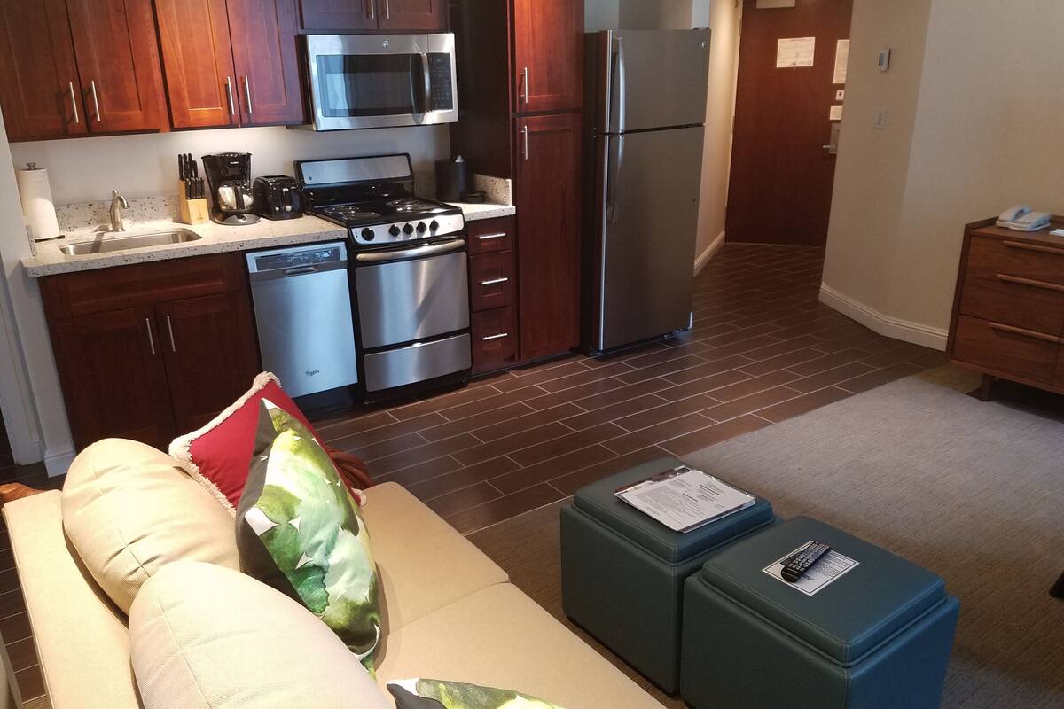 deluxe suite, 1 bedroom, 2 bathrooms ( koa) | living room | 43-inch lcd tv with cable channels, tv