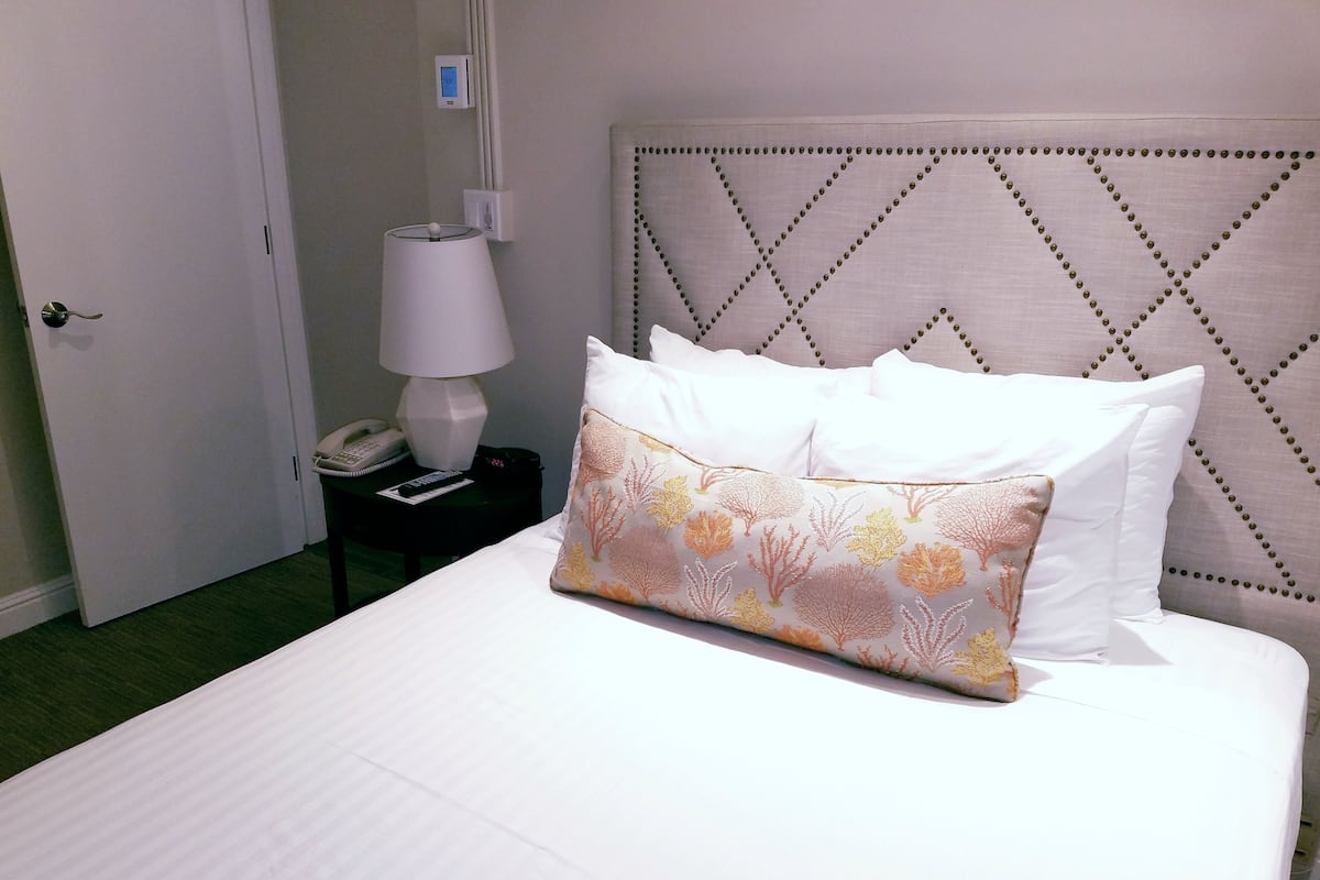 Deluxe Suite, 1 Bedroom, 2 Bathrooms | 1 bedroom, in-room safe, individually furnished, blackout drapes