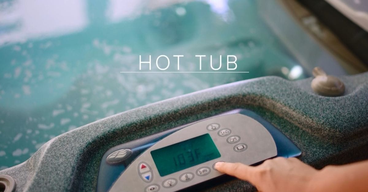 Un panneau de commande doté d’un écran numérique affichant « 103 °F » et d’une main appuyant sur un bouton.