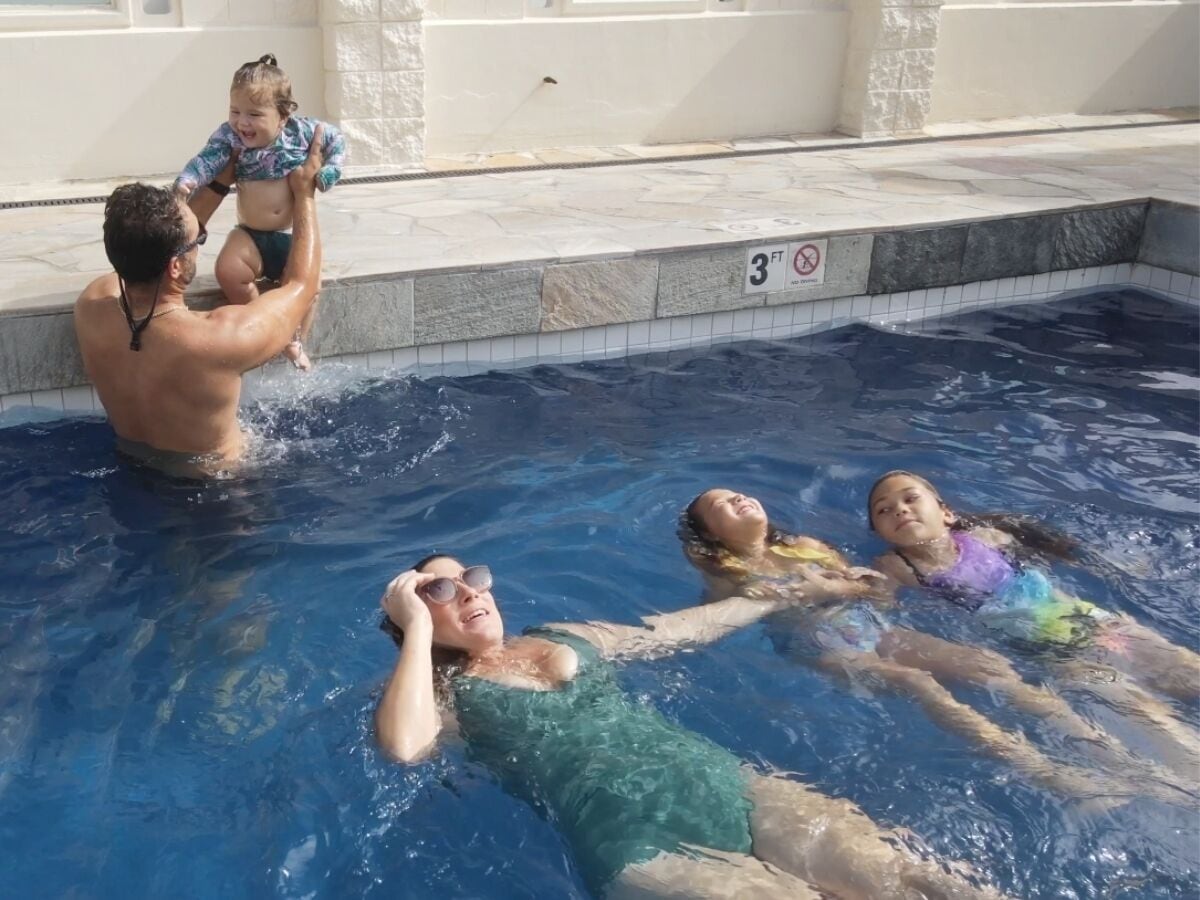 Utendørsbasseng og solsenger