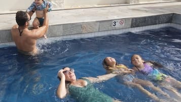 Utendørsbasseng og solsenger