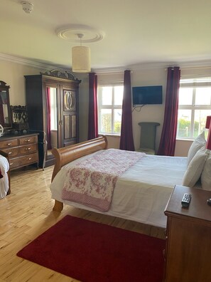 Habitación doble superior | Baño | Amenidades de baño gratuitas y toallas 